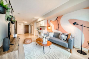 Stylish Downtown Toronto Suite with Free Parking